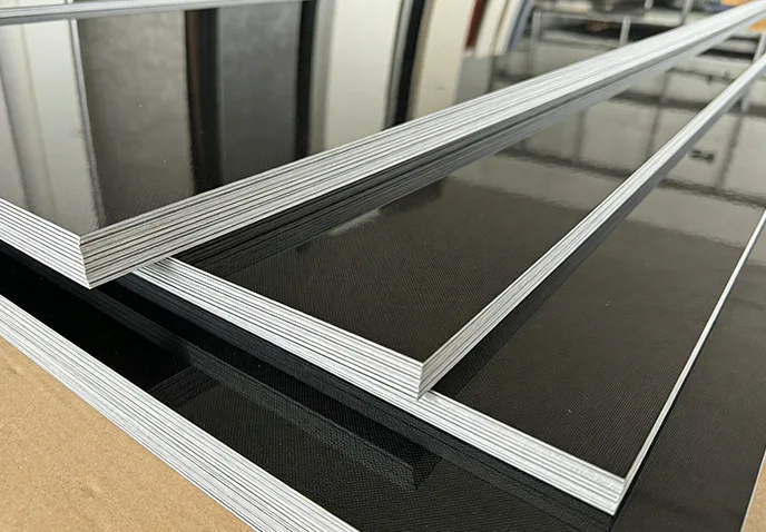 Die Eigenschaften des Wandpaneels aus PET-Spiegel-Carbon-Kristall.